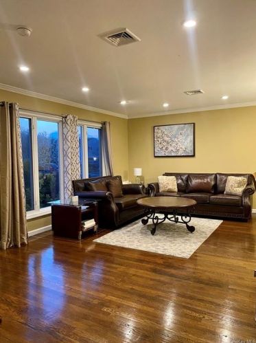 92 Silber Ave, Bethpage, NY 11714-1321