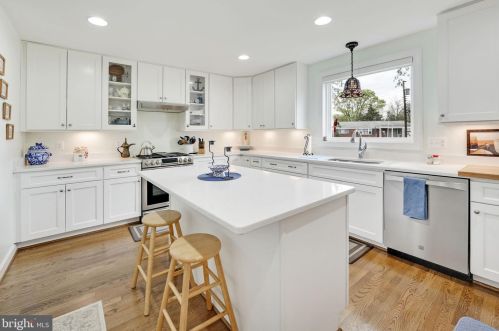 6917 Kingwood Dr, Falls Church VA  22042-3809 exterior