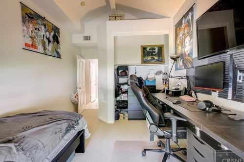 136 Valero Cir, Calabasas CA  91377-5551 exterior