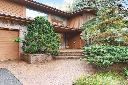 65 Emerson Dr, Great Neck, NY 11023-1928