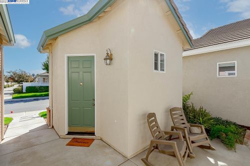 1677 Red Sky Way, Ripon CA  95366-9349 exterior