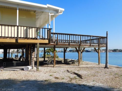 274 Primo Dr, Fort Myers Beach, FL 33931-2733