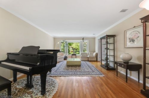 43 Mdw Blf Rd, Greystone Park NJ 07950-1951 exterior