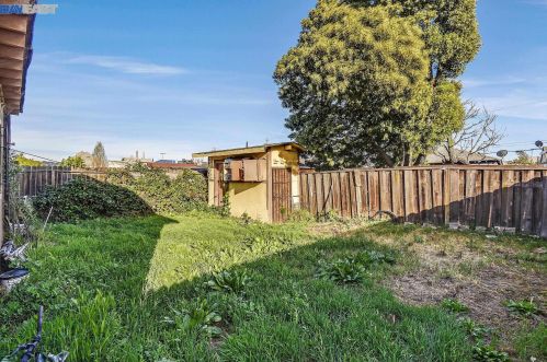 956 76, Oakland CA 94605-2808 exterior