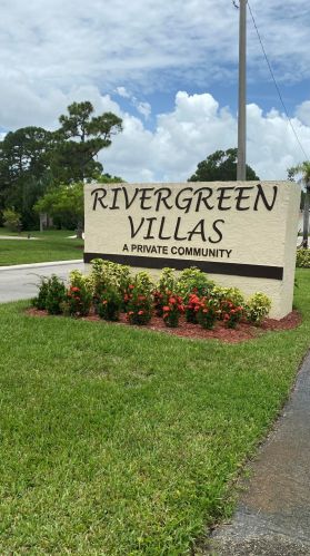 1402 Rivergreen Cir, Fort Pierce FL  34952-4132 exterior
