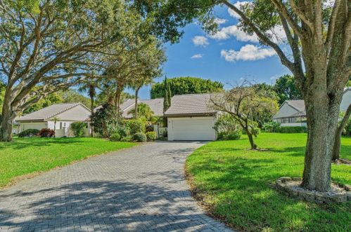 32 Clubhouse Ln, Boynton Beach FL  33436-6060 exterior