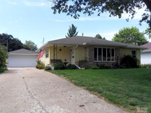 1827 Crestview Dr, Roselle, IA 51401-3557