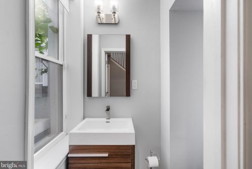 2037 Carpenter St, Philadelphia PA 19146-2418 exterior