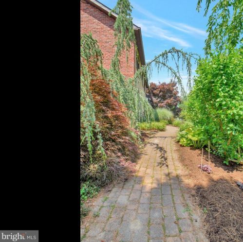 21 Laura Ln, Downingtown, PA 19335-1861