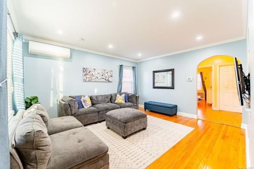 20 Sylvia Ln, New Hyde Park, NY 11040-1922