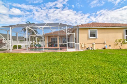826 College Park Rd, Fort Pierce, FL 34953-3333