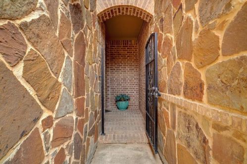 933 Brook Forest Ln, Euless, TX 76039-5265