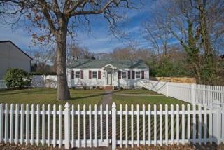 241 Moffitt Blvd, Islip Manor, NY 11751-2915