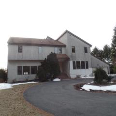 551 Graystone Dr, Cherryville, PA 18035-9703