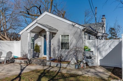 288 Nassau St, Westbury, NY 11590-3302