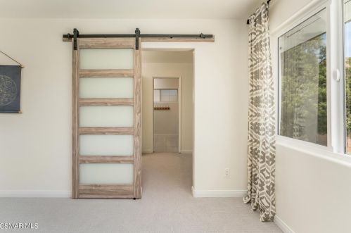 5226 Edgeware Dr, Calabasas CA  91301-2319 exterior