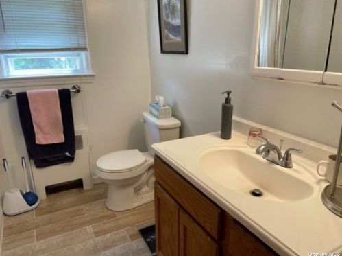 385 Broome Ave, North Lindenhurst NY  11757-3834 exterior