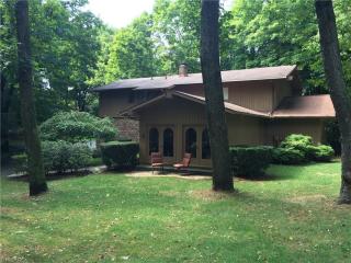 1412 Sugar Knoll Dr, Akron, OH 44333-2236