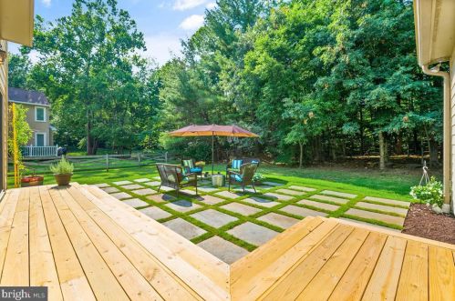 9106 Meadowcreek Ln, Lorton VA  22079-3238 exterior