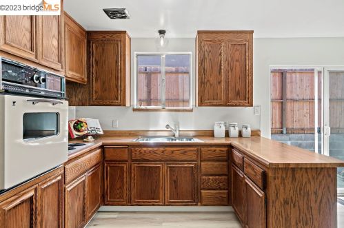960 2nd Ave, Pinole, CA 94564-2443