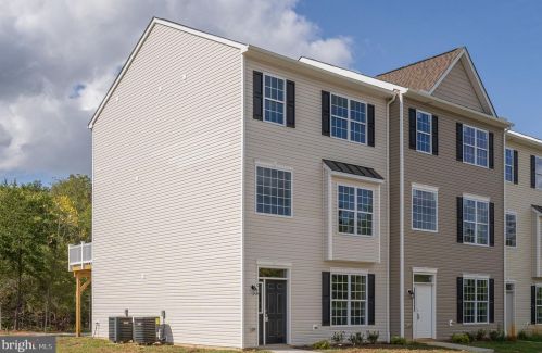 1010 Wicklow Dr, Fredericksburg VA  22401-2722 exterior