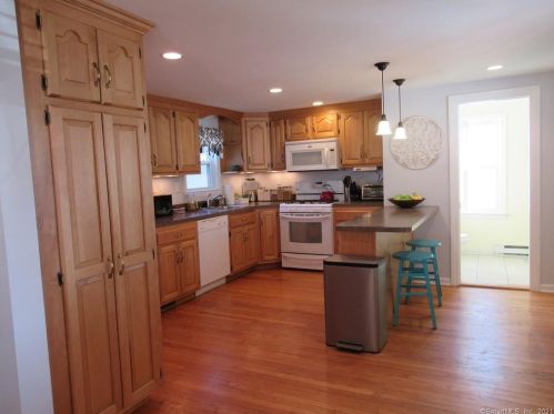 172 Mckee St, Manchester, CT 06040-4828