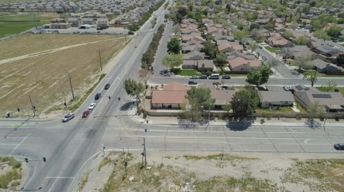 2869 La Vida Dr, Lancaster CA  93535-5873 exterior