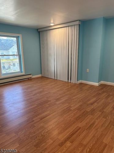 16 Warren St, Washington, NJ 07882-1441