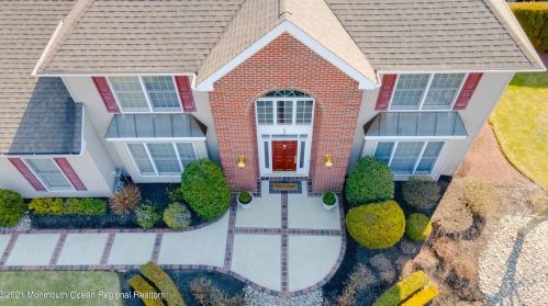 1 Horse Shoe Ln, East Freehold, NJ 07728-8066