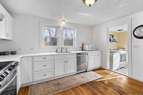 3 Riverside Pl, Gales Ferry CT  06335-1442 exterior