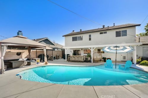 21051 Kingscrest Dr, Santa Clarita CA  91350-1990 exterior