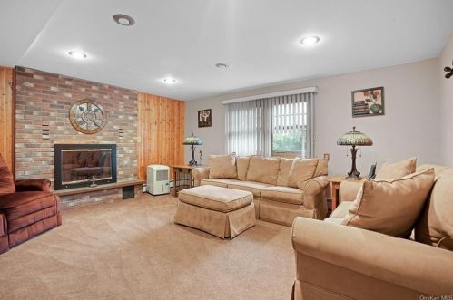 16 Vorndran Dr, New Hamburg NY  12590-4517 exterior