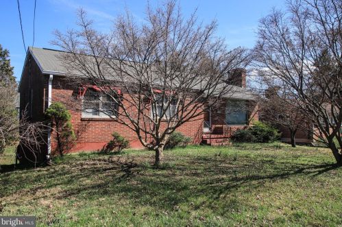 558 Jefferson Ave, Charles Town, WV 25414-1130