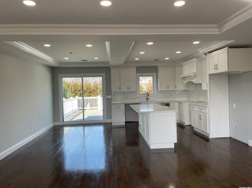 511 Bay 5th St, West Islip NY  11795-4709 exterior