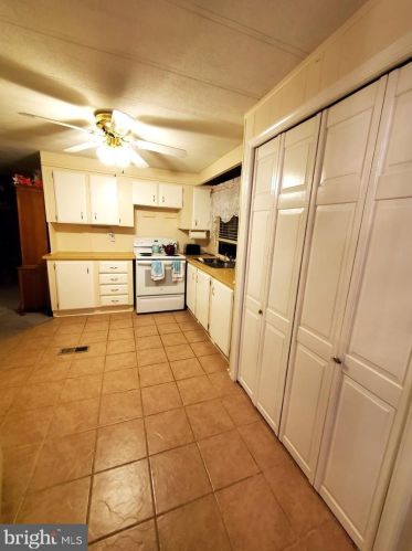 8023 Woodside Dr, Yardley, PA 19067-5228