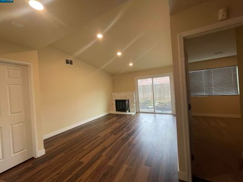 38 Connie Ct, West Pittsburg CA  94565-1574 exterior