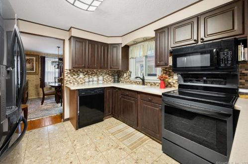 10 Lee Dr, Lyme CT  06371-2111 exterior