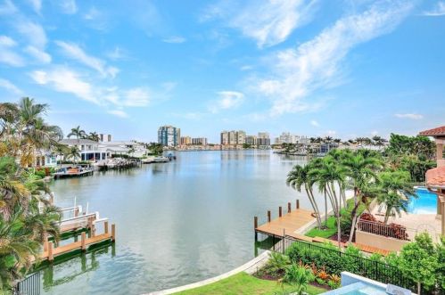 3401 Crayton Rd, Naples FL 34103-3515 exterior