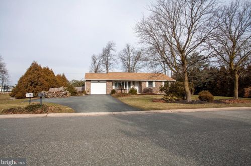 111 Maple St, Gilbertsville, PA 19525-9418
