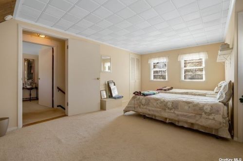 34 Flagstone Ln, Westbury NY  11590-6531 exterior