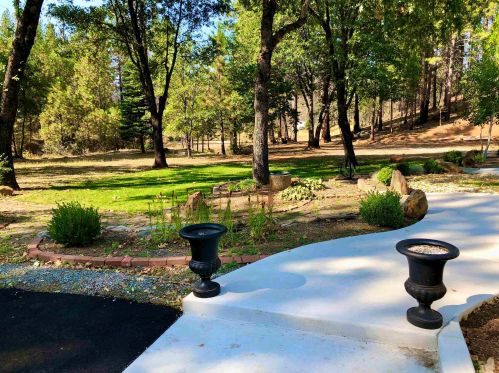 301 Country Rd, Almanor, CA 95947-9783