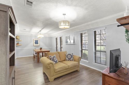 1502 Meadow Glen St, Richardson TX  75081-2541 exterior