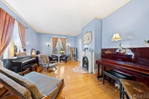 86 Freeman St, Woodbridge NJ  07095-3435 exterior