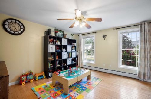 4 Ivans Ln, Dover NH  03820-9131 exterior