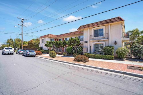 4575 Kensington Dr, San Diego, CA 92116-3800