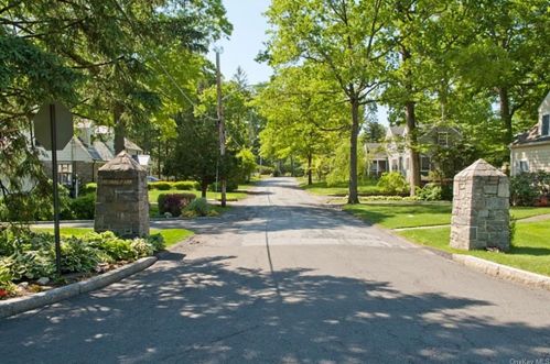 48 Reynal Rd, White Plains, NY 10605-3923