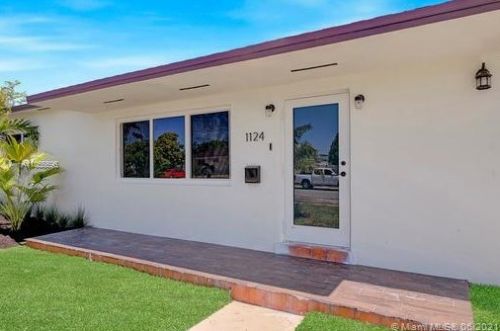 1124 70th Pl, Hialeah FL  33014-5113 exterior