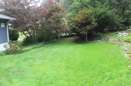 84 Columbine Dr, Bridgeport CT  06611-4601 exterior