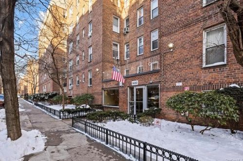1430 Thieriot Ave, Bronx NY  10460-3836 exterior