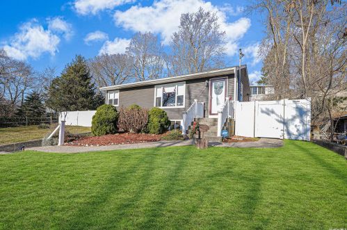 37 Richmond Hill Rd, Scotts Beach, NY 11789-3045
